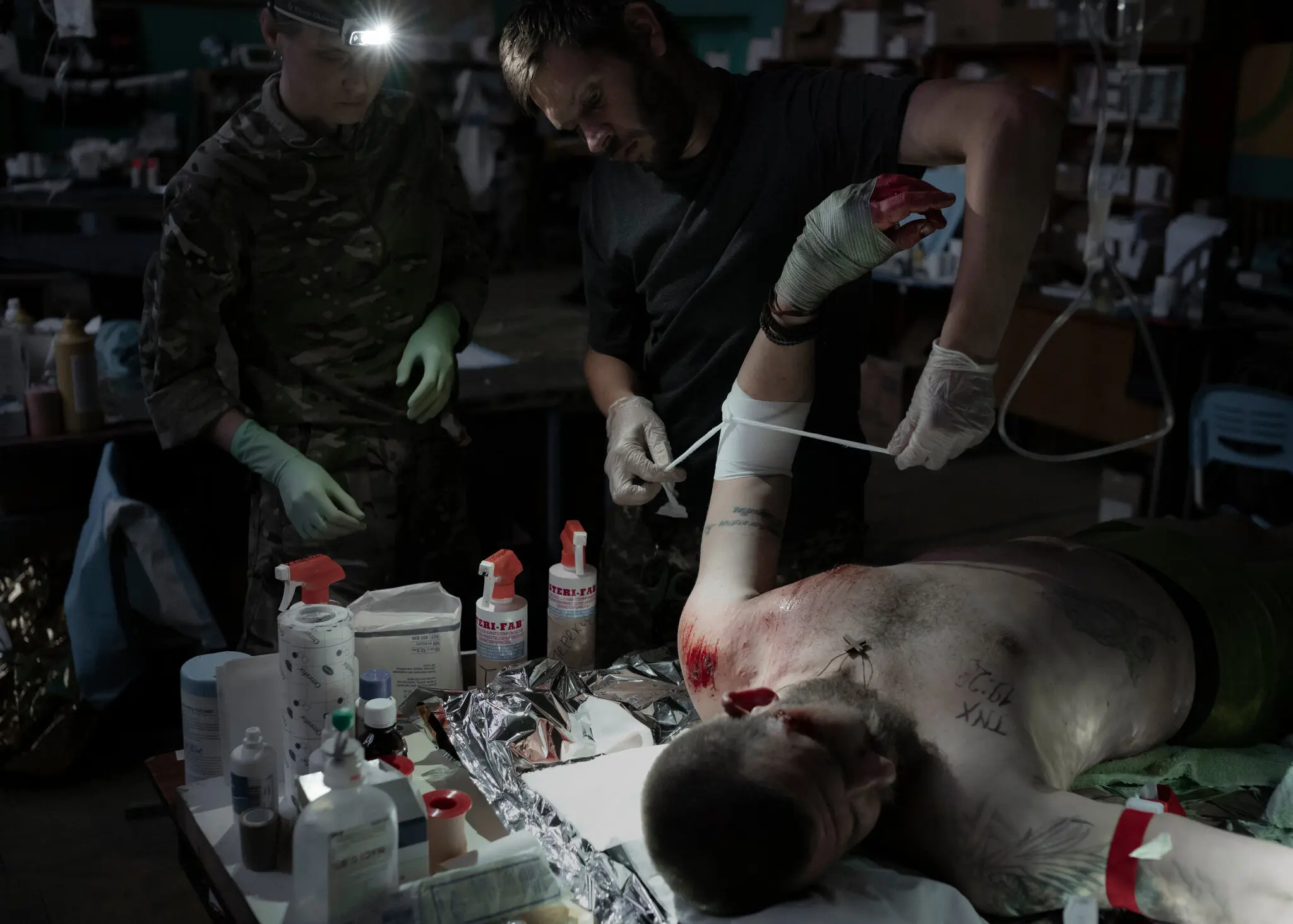 До центру постійно припливають поранені бійці. «Цифри були «колосальними», — сказав медик, де лікували трьох бійців зі 110-ї бригади.